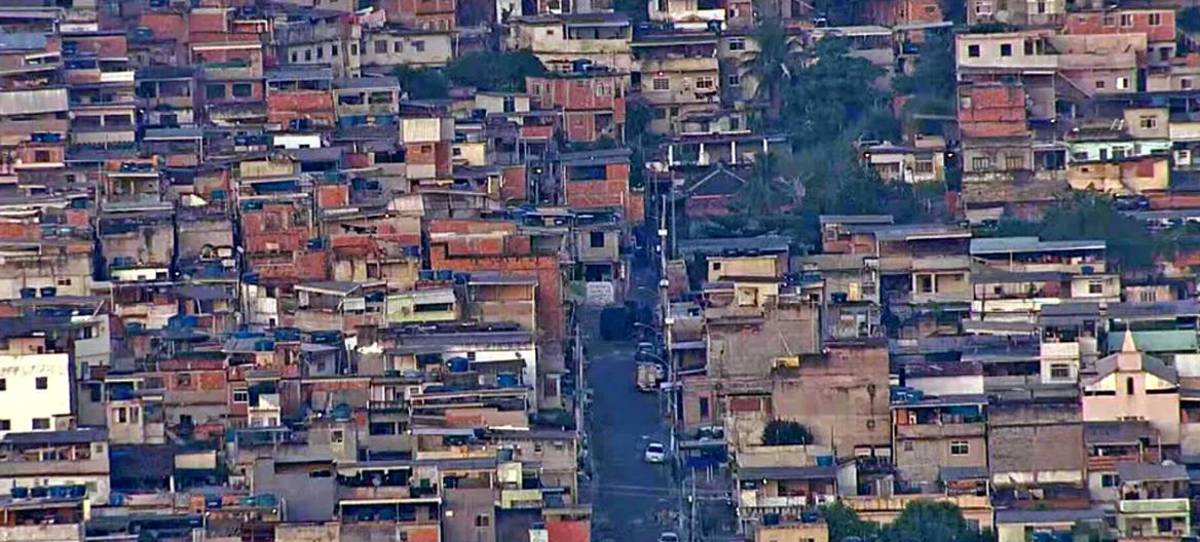 Así es Vila Cruzeiro, la favela más peligrosa de Brasil donde vive Adriano: “Veo a mi padre en cada uno de estos callejones”