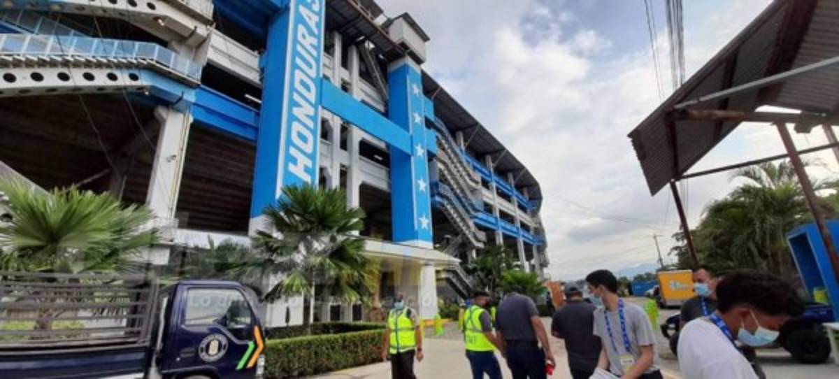Honduras vs Panamá: El estadio Olímpico con lona, anillos de seguridad y primeros hinchas en llegar