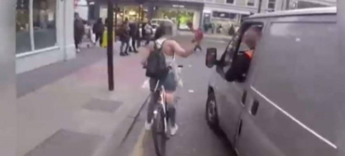VIDEO: La venganza de una ciclista tras ser acosada por un hombre en la calle ¡fue pura mentira!
