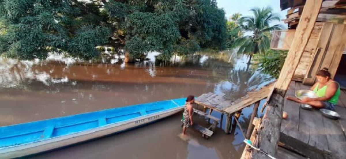 Comienza la lluvia sobre La Mosquitia y pobladores son evacuados por llegada del huracán Iota