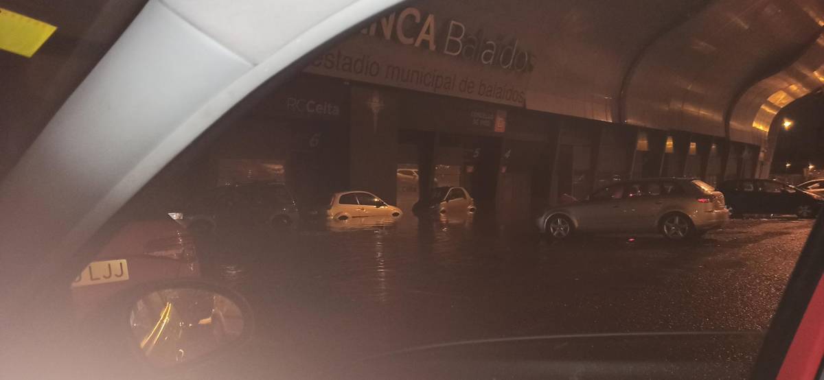 ¡Es de primera y alcanzó hasta un metro de agua! Así se inundó estadio de la Liga Española (FOTOS)