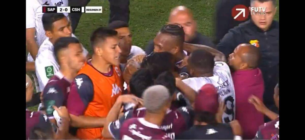 ¡Escándalo en la final de Costa Rica! Kendall Waston atacó a uno y el culpable de la pelea tras el Saprissa-Herediano