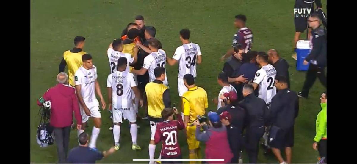 ¡Escándalo en la final de Costa Rica! Kendall Waston atacó a uno y el culpable de la pelea tras el Saprissa-Herediano