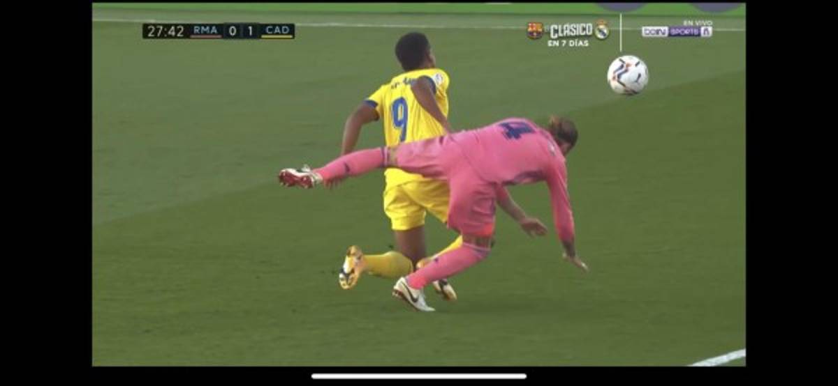 No se vio en TV: El gol del 'Choco' Lozano, la falta de Ramos al catracho y el enojo de Courtois