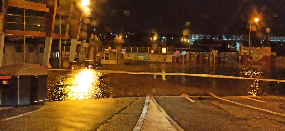 ¡Es de primera y alcanzó hasta un metro de agua! Así se inundó estadio de la Liga Española (FOTOS)