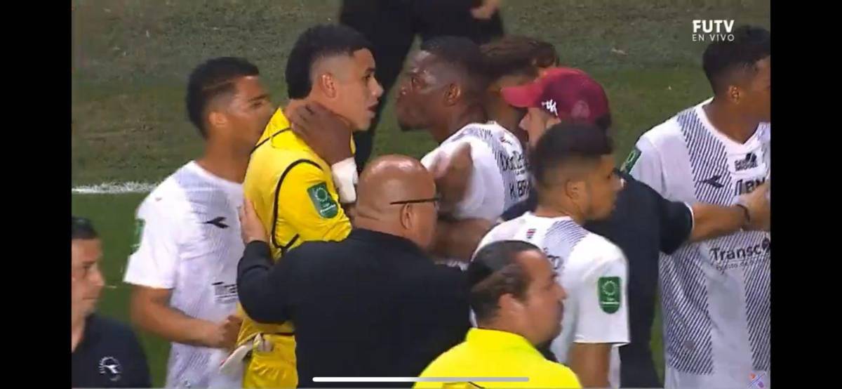 ¡Escándalo en la final de Costa Rica! Kendall Waston atacó a uno y el culpable de la pelea tras el Saprissa-Herediano