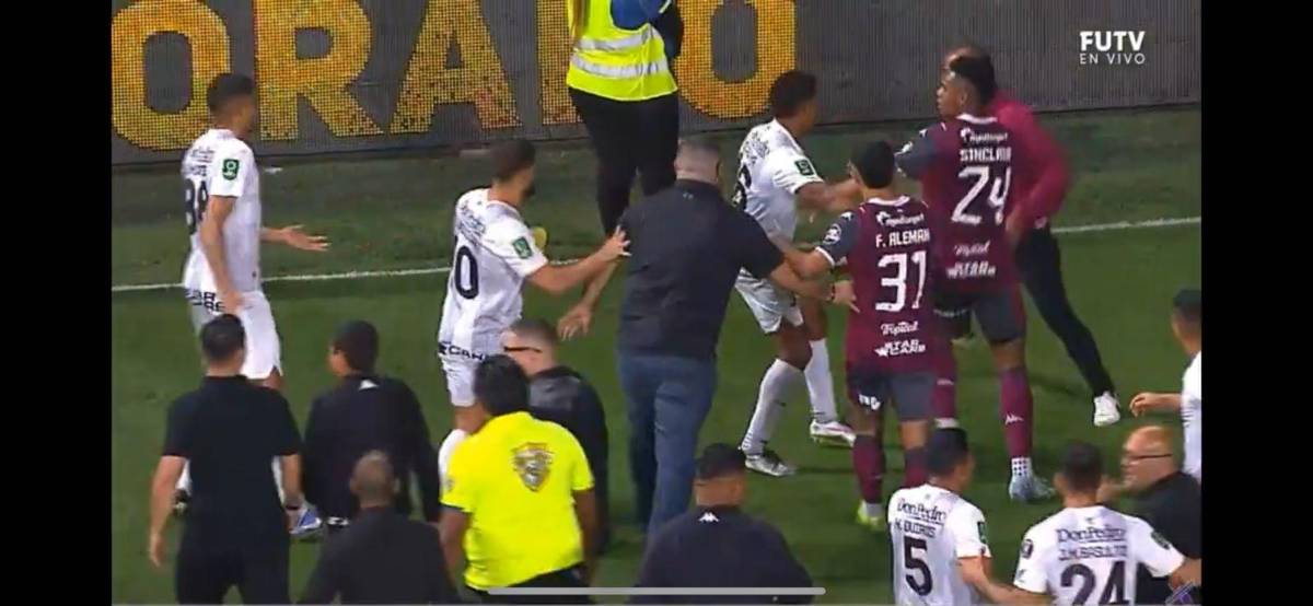 ¡Escándalo en la final de Costa Rica! Kendall Waston atacó a uno y el culpable de la pelea tras el Saprissa-Herediano