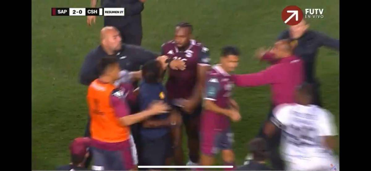 ¡Escándalo en la final de Costa Rica! Kendall Waston atacó a uno y el culpable de la pelea tras el Saprissa-Herediano