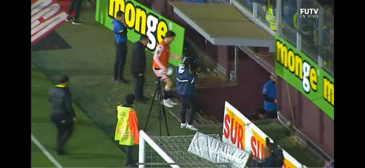 ¡Escándalo en la final de Costa Rica! Kendall Waston atacó a uno y el culpable de la pelea tras el Saprissa-Herediano