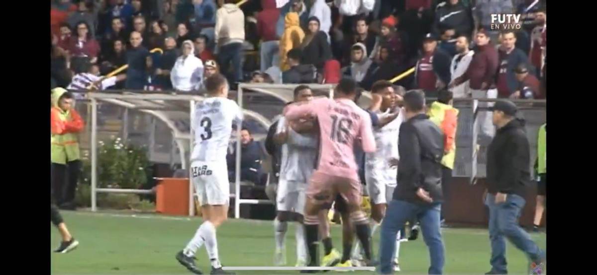 ¡Escándalo en la final de Costa Rica! Kendall Waston atacó a uno y el culpable de la pelea tras el Saprissa-Herediano