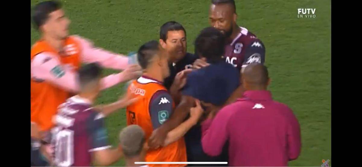 ¡Escándalo en la final de Costa Rica! Kendall Waston atacó a uno y el culpable de la pelea tras el Saprissa-Herediano