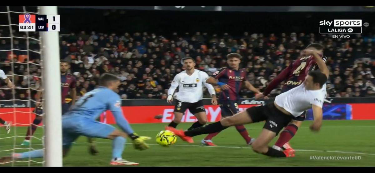 Kervin Arriaga perdió el derbi ante Valencia: el 'castigo' que recibió por su DT y el golazo de chilena que no pudo parar