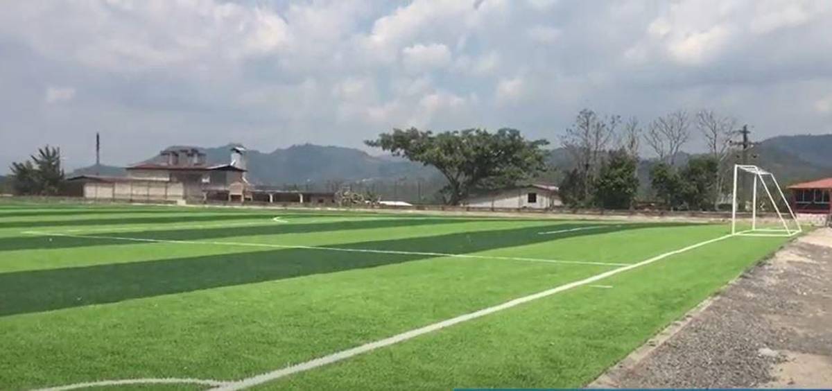 Después de ser un tierrero a esto: Inauguran hermoso campo de fútbol sinténtico en Marcala, La Paz