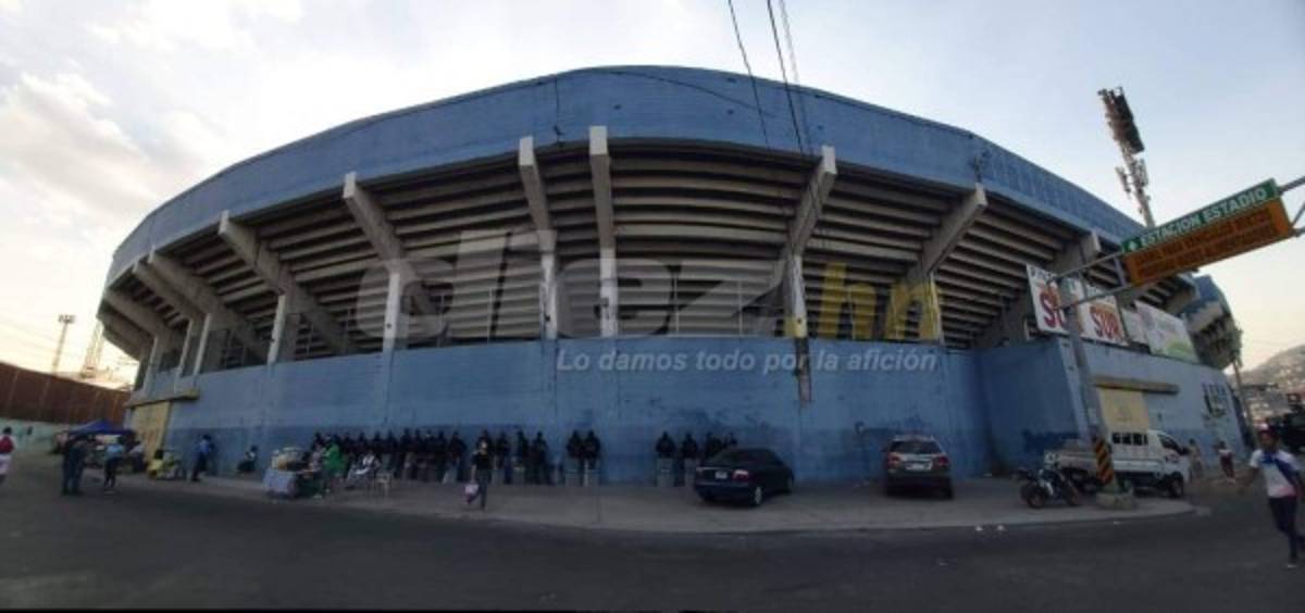Hinchas merengues inundan los alrededores del Nacional con los colores del Olimpia previo al duelo ante Motagua