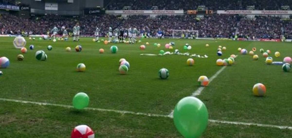 TOP: Las cosas más raras que han lanzado a un campo de fútbol