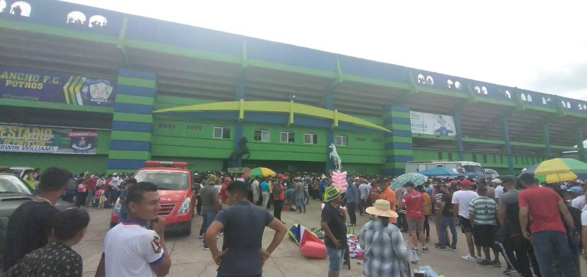 Olimpia causa locura en Olancho: Pedro Troglio se deja querer por la afición, bellas modelos de la batucada y caballos de raza