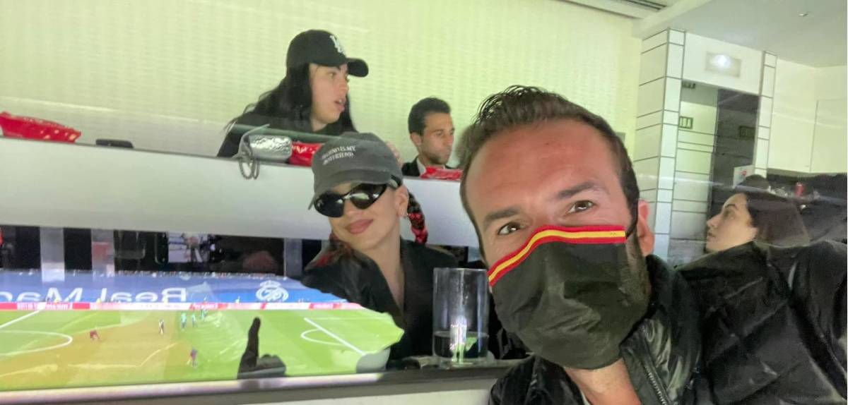 FOTOS: El abrazo de Xavi a Vinicius, Piqué defiende a Ter Stegen de un encontronazo y la famosa cantante en el Real Madrid-Barcelona