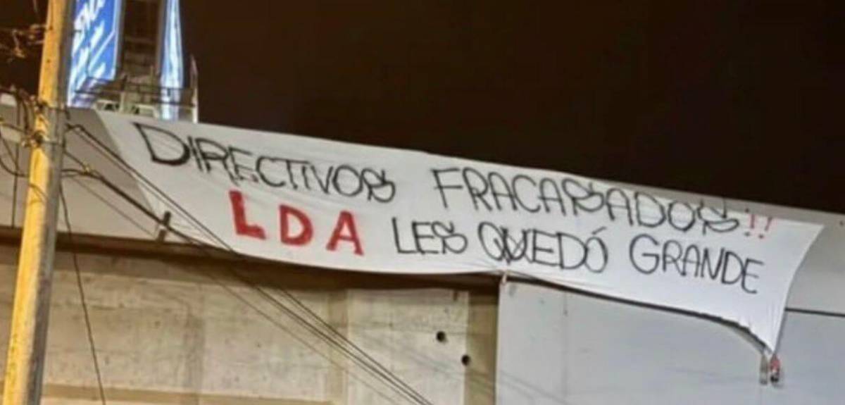 ¡Guerra en Alajuelense! Les dejan carteles amenazantes antes de viajar a Honduras