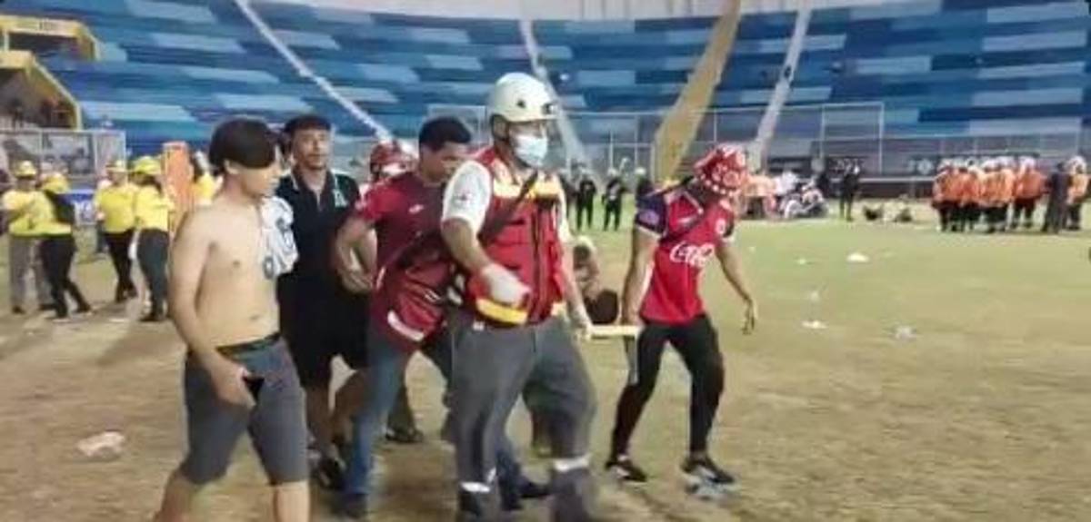 Desgracia en El Salvador: Las desgarradoras imágenes de la estampida de aficionados que dejó varios muertos en el Estadio Cuscatlán