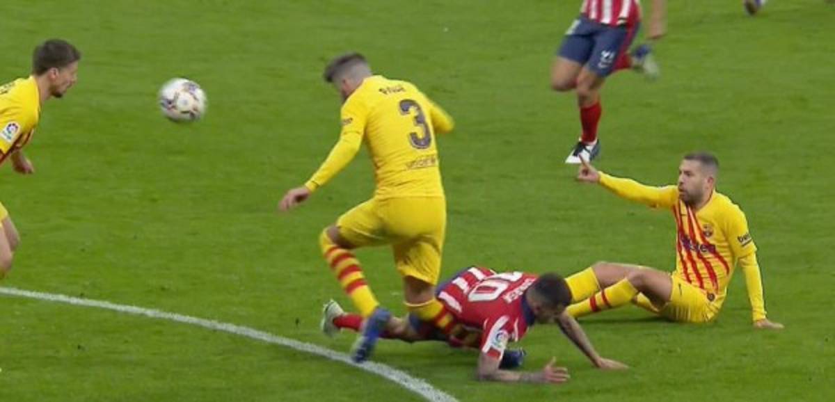 Fotos: La escalofriante lesión de Piqué y Messi, más frustrado que nunca en el Barcelona