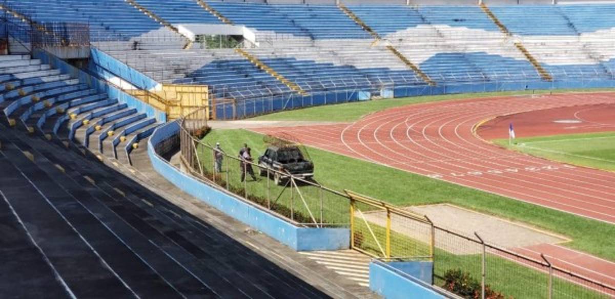 ¡Remueven la serpentina! Realizan labores de mantenimiento al Estadio Olímpico Metropolitano