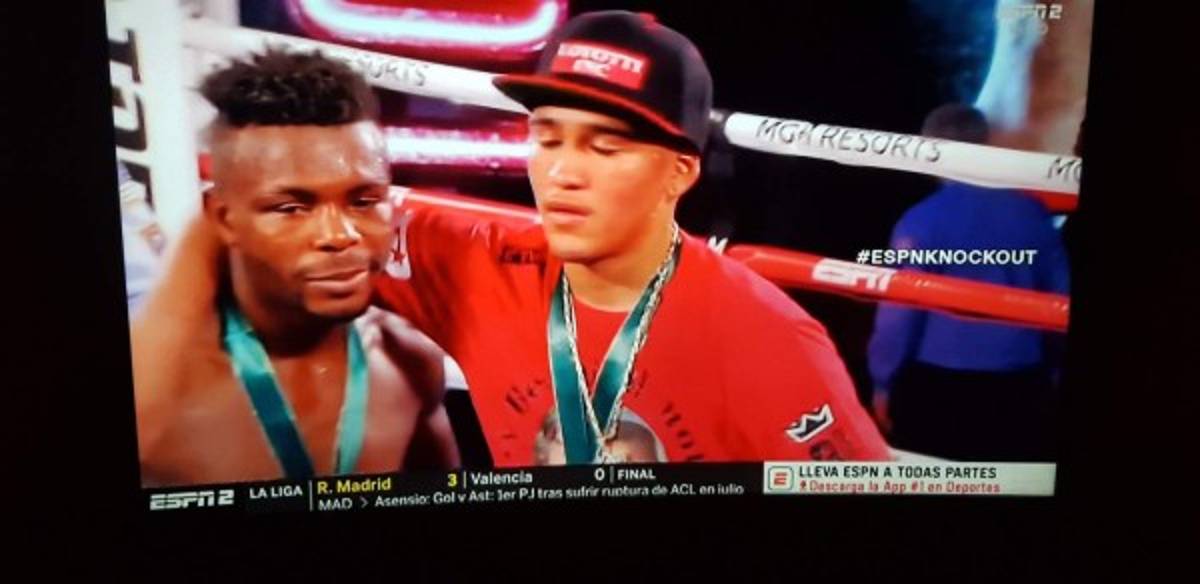 En pie hasta el final y gran gesto del rival: Las mejores fotos de la pelea entre 'Escorpión' Ruiz y Flores Jr