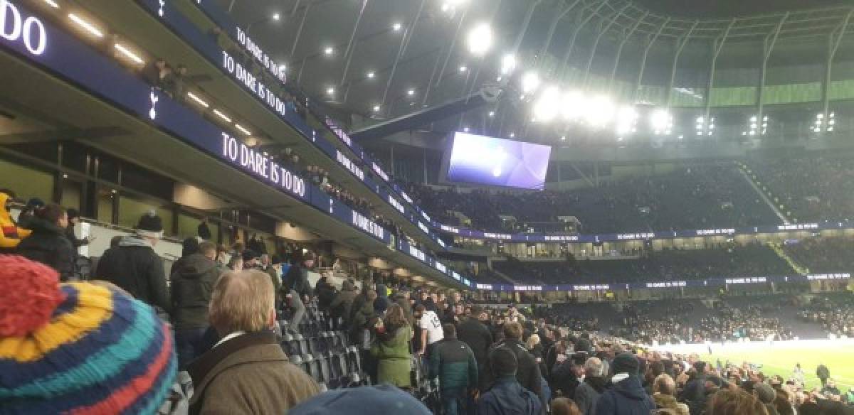 Escándalo: Eric Dier, jugador del Tottenham, sube a la grada y se va a los golpes con un hincha