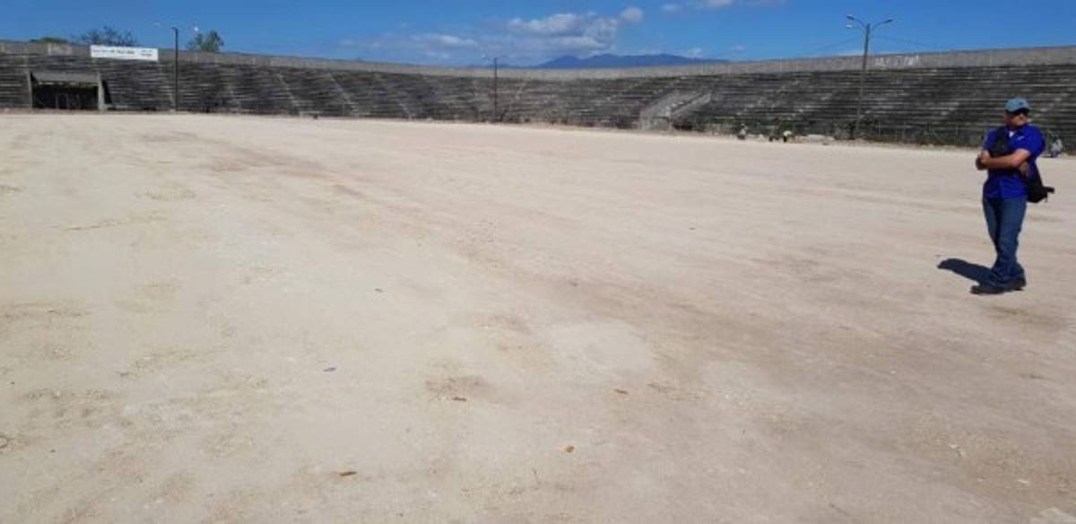 ¡Una belleza! De ser un potrero a tener cancha sintética; así han transformado el estadio de La Paz