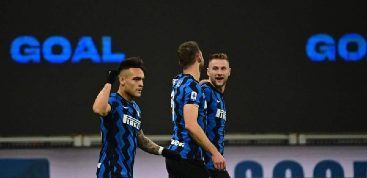 Inter Milan's Slovak defender Milan Skriniar (R) celebrates with his team mates after scoring during the Italian Serie A football match Inter Milan vs Atalanta, on March 8, 2021 at the San Siro stadium in Milan. (Photo by Miguel MEDINA / AFP)