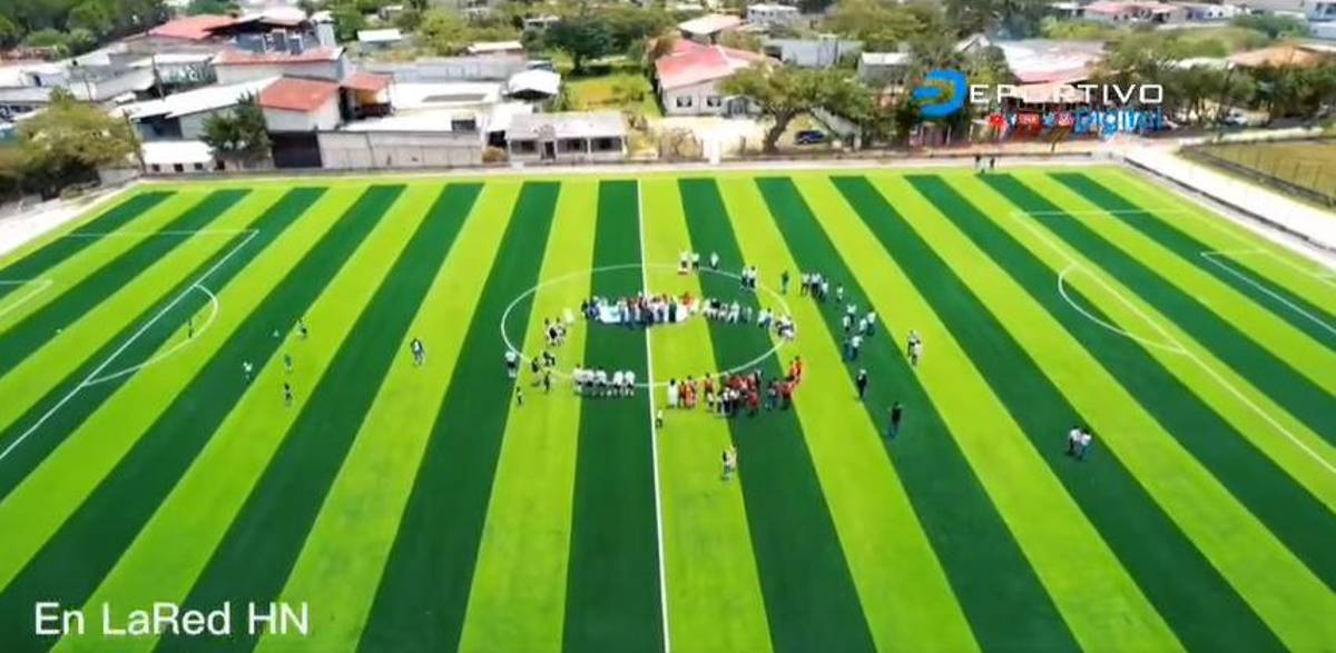 Después de ser un tierrero a esto: Inauguran hermoso campo de fútbol sinténtico en Marcala, La Paz