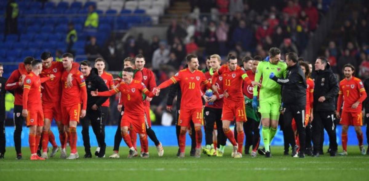 Bale celebra la clasificación a la Eurocopa 2020 con la bandera que se burla del Real Madrid