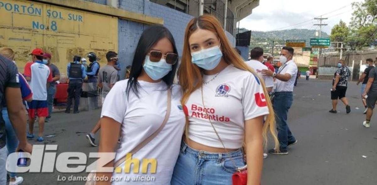 Las hermosas mujeres y el ambiente del clásico Motagua-Olimpia en el estadio Nacional