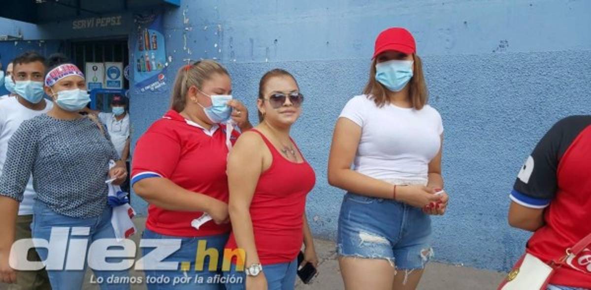 Las hermosas mujeres y el ambiente del clásico Motagua-Olimpia en el estadio Nacional