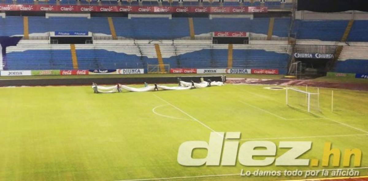 Aguacero: La lluvia suspendió el entrenamiendo de Honduras y cubrieron el césped con una lona