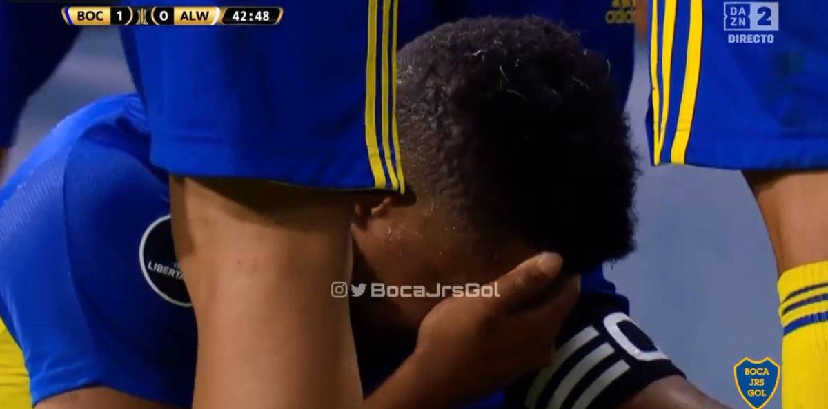 Patadón en el rostro y zafarrancho en La Bombonera: la brutal agresión en la cara a futbolista de Boca Juniors