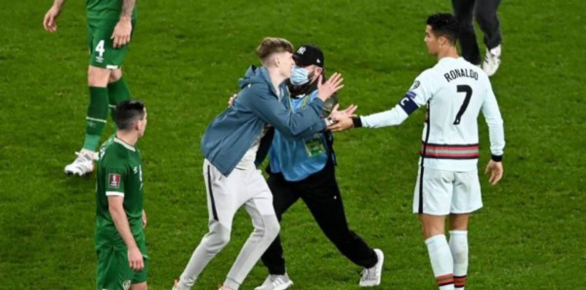 Niña corre llorando buscando a Cristiano Ronaldo y así reaccionó el portugués; Goretzka recibe patada criminal
