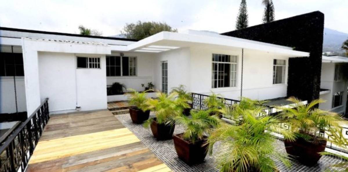 El Salvador albergará 300 médicos que luchan contra el coronavirus en Residencia Presidencial