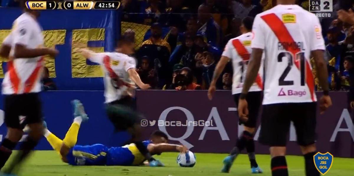 Patadón en el rostro y zafarrancho en La Bombonera: la brutal agresión en la cara a futbolista de Boca Juniors