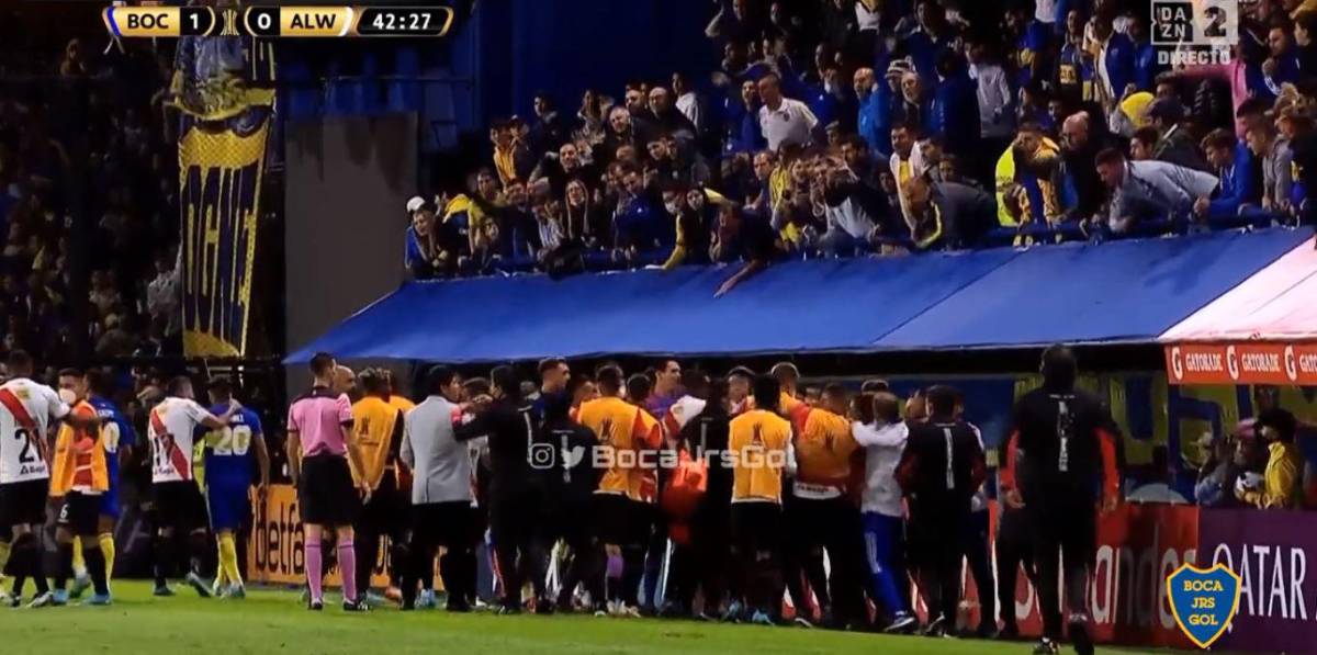 Patadón en el rostro y zafarrancho en La Bombonera: la brutal agresión en la cara a futbolista de Boca Juniors