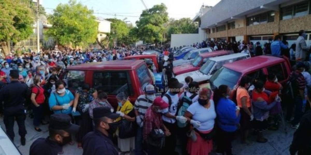 Descontrol y desorden en El Salvador de ciudadanos buscando subsidio aprobado por gobierno de Bukele