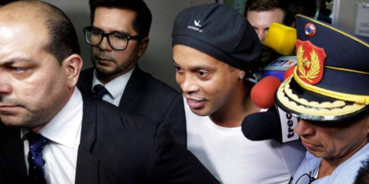 Esposado y sin su gorra: Las imágenes más duras de Ronaldinho tras recibir prisión preventiva