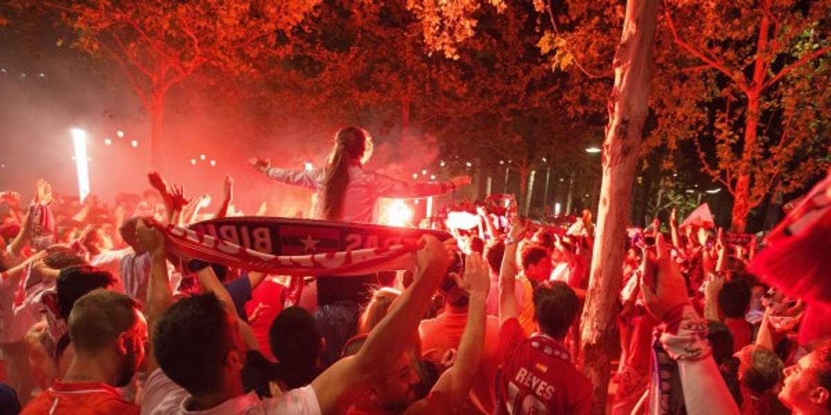 Locura de jugadores y aficionados del Sevilla por su título de Europa League