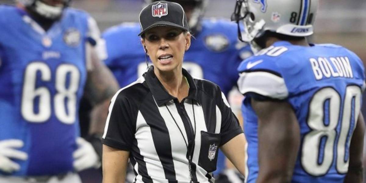 Sarah Thomas, la primera mujer que pitará un partido de playoffs en la historia de la NFL