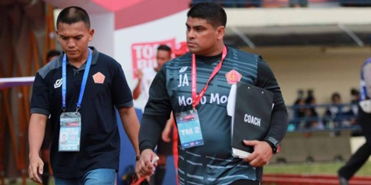 Así trabaja un técnico inglés, encargado de convertir a las Maldivas en una potencia futbolística