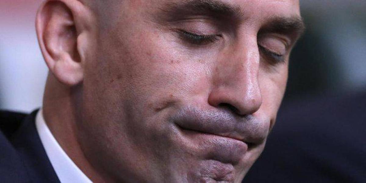 Escándalo en el fútbol español: el motivo por el que hay siete arrestados, la ‘fuga’ de Luis Rubiales e Iker Casillas explota