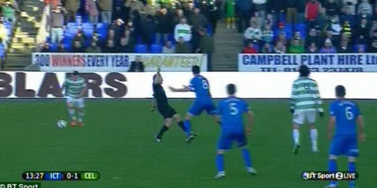 VIDEO: Futbolista empuja a árbitro en pleno partido del Celtic