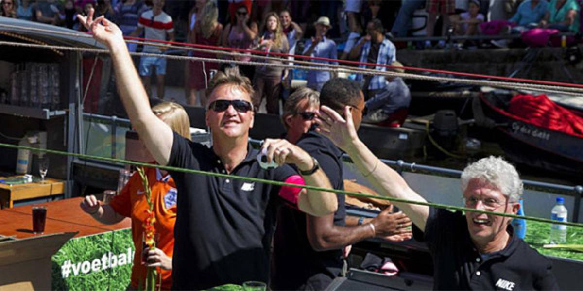 VIDEO: Van Gaal y Patrick Kluivert en desfile del 'Día del Orgullo Gay”