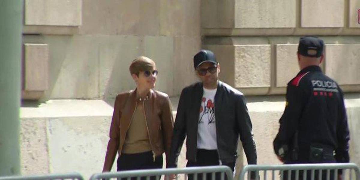 El polémico gesto de Dani Alves con un policía que causó indignación: “Ponemos alfombra roja como si fuera un héroe”