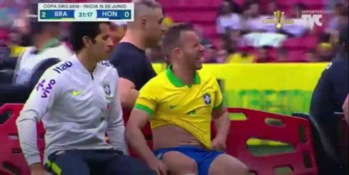 FOTOS: Así salió llorando Arthur luego que Romell Quioto lo lesionara en el Brasil-Honduras