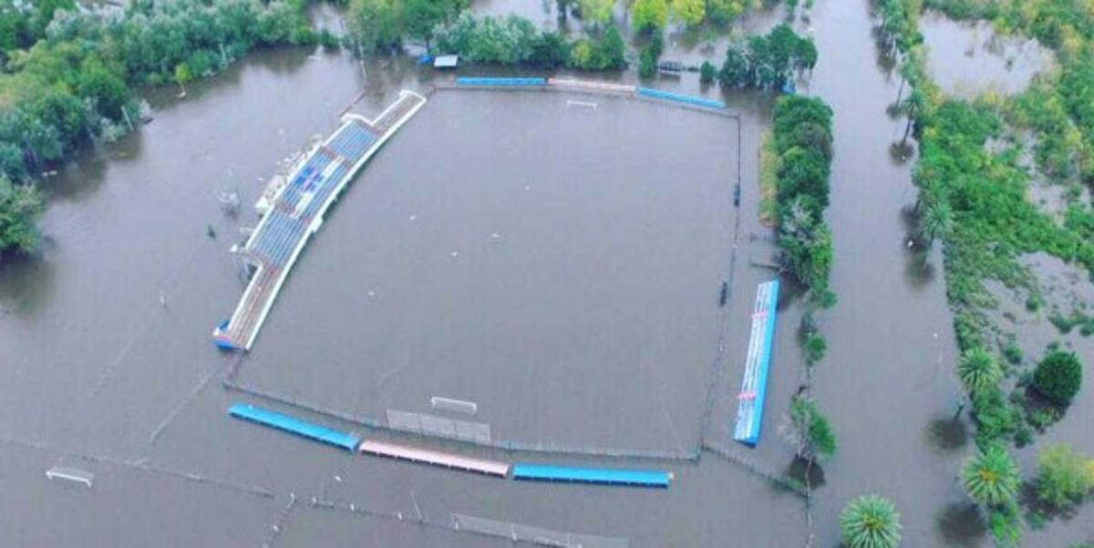 El Club Atenas muestra su estadio y su ciudad afectados por las lluvias